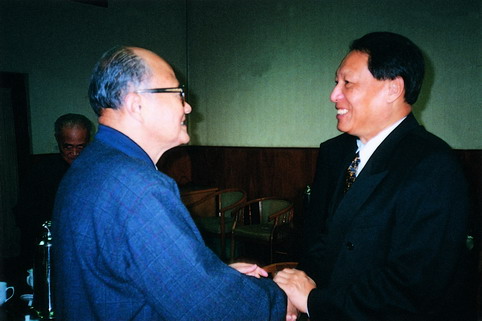 成思危看望省委會(huì)機(jī)關(guān)工作人員